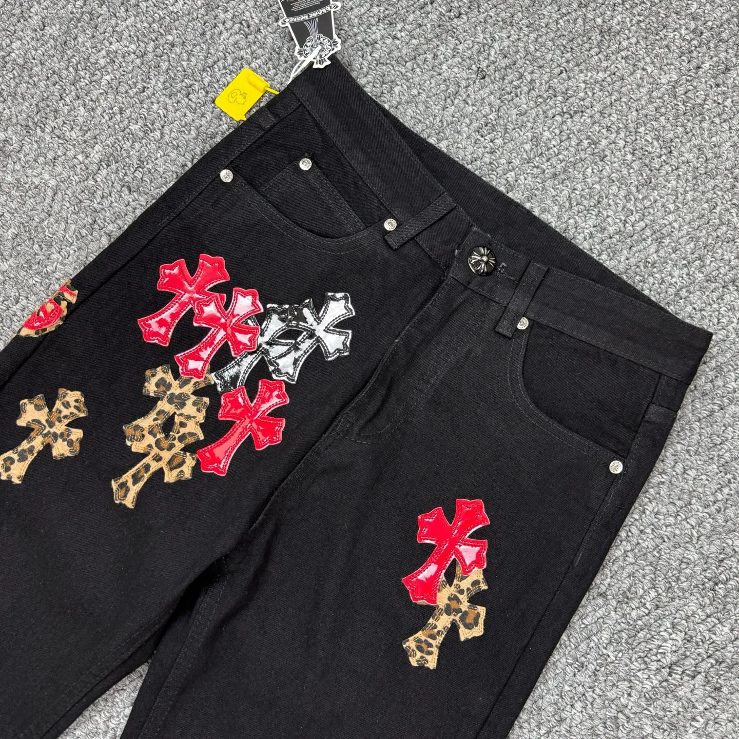 P240 Style No.: H836 ChromeHearts & ChromeHearts Patent Leather Spliced ​​Red Cross Spliced ​​Leather Straight Jeans Ceiling-Level Jeans A pair is hard to find at the counter‼ ️About Zangyin✅This is an extremely luxurious fashion brand that can also be called the aristocracy of the high street. It has always been an exclusive brand for some hipsters or rich second generations. The color of this model is already very eye-catching by using a unique washed material. It is decorated with pink patch cross flowers, which cleverly highlights the charm of the brand. Secondly, this model adopts a classic high-waist cut design, which highlights the long legs and fashionable temperament of the upper body. The brand is highly recognizable and the slim-fitting configuration is more suitable for daily wear. The personality will be fashionable and the specifications can be seen at a glance. Materials and technology ✅ Needless to say, this point goes without saying. As an excellent craftsman brand, Zangyin's requirements for details and craftsmanship are really perfect. The washed color of this model has gone through a lot of processes, not to mention the embellishment of the denim appliqués. It is also purely handmade and sewn. Just like what they believe in, only handmade things have soul and have the meaning of wearing. A top-notch heavy-duty fashionable denim item, recommended by both hands‼ ️ Size: 28, 30, 32, 34, 36 (S-XXL) Color: black